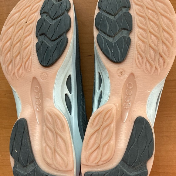 Ecco Women’s Biom Fjuel Tie Low-Top Sneaker - (worn only one time!) - Picture 5 of 7